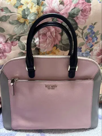 미사용에 가까운 Kate spade 핑크와 그레이의 핸드백 2way