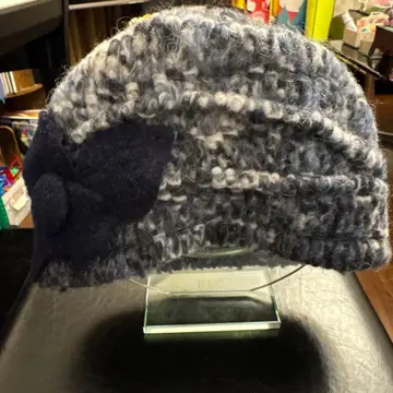 그레이 계열 니트 모자 꽃 모티브 포함 이탈리아제