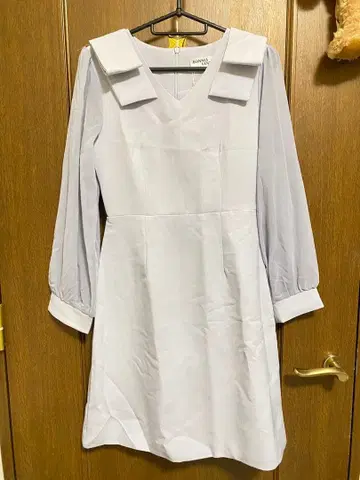 리본 포함 라이트 그레이 무릎 기장 원피스