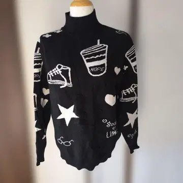 블랙 터틀넥 니트 별 패턴