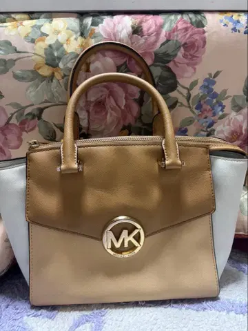 미사용에 가까운 Michael Kors 베이지 화이트 핸드백