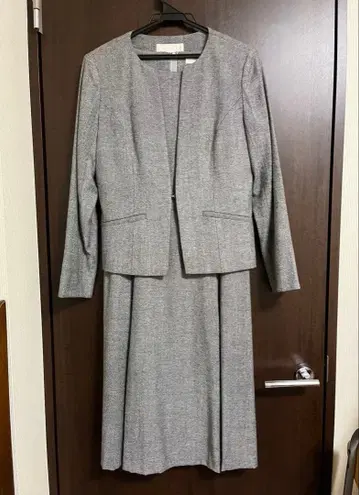 그레이 트위드풍 원피스와 자켓 내추럴 뷰티