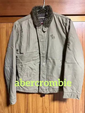 Abercrombie 밀리터리 자켓 카키색 로고 자수 충전솜