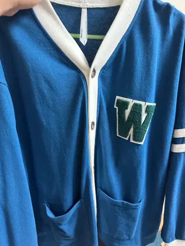 파란색 버튼 가디건 W 자수