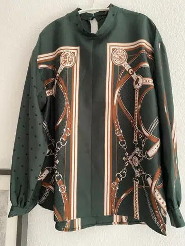 TEVALT 스카프 패턴 노카라 블라우스