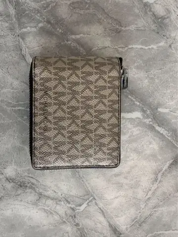 MICHAEL KORS 그레이 접이식 지갑