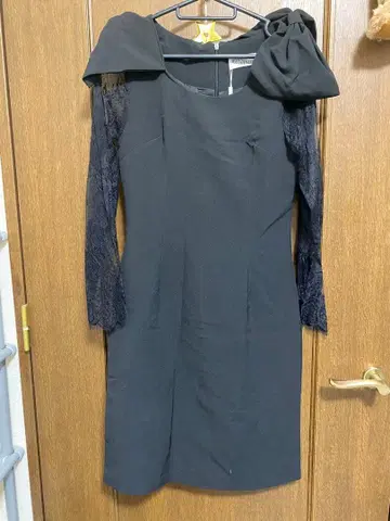 리본 포함 블랙 타이트 드레스