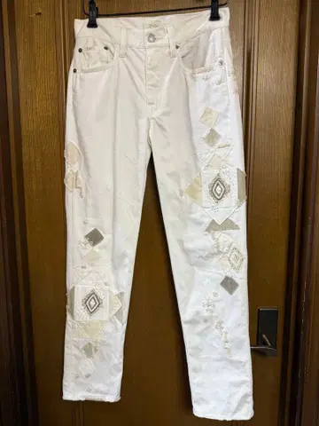 화이트 자수 패치워크 비즈 데님 팬츠