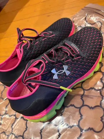 언더아머 러닝화 네이비/핑크/그린