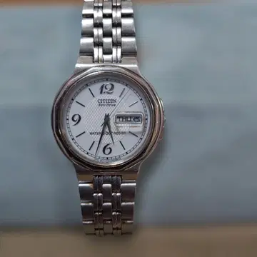 CITIZEN Eco-Drive 화이트 다이얼 (작동 중)