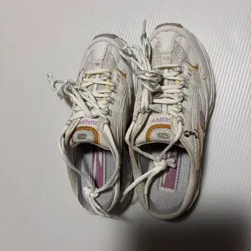 Skechers 화이트 스니커즈