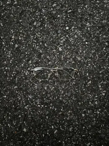 실버 메탈 프레임 사각형 안경