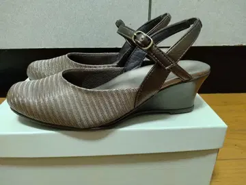 아치 피터 백 벨트 펌프스 M