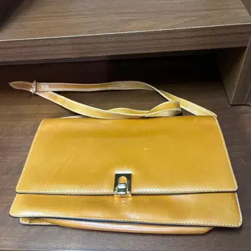 BALLY 카멜 가죽 숄더백