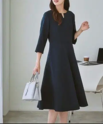 [ 새상품급 ] 골드 부품 사용 허리 절개 플레어 원피스 네이비