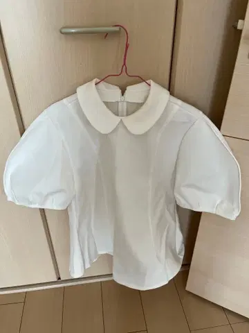 화이트 카라 부착 퍼프 슬리브 셔츠