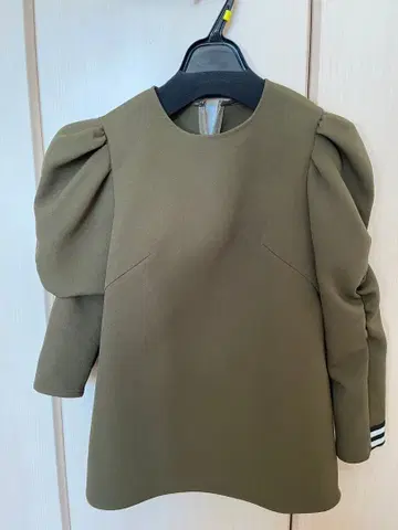 BALCONY 퍼프 슬리브 상의 36 올리브