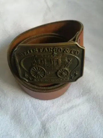 Wells Fargo & Co. 가죽 벨트