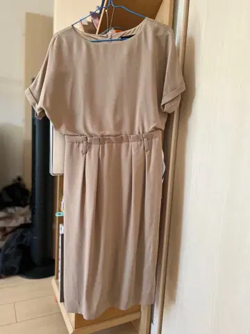 UNTITLED 베이지 반팔 무릎 기장 원피스