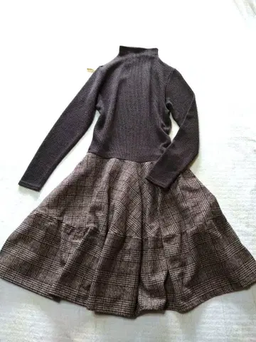다크 브라운 터틀넥 니트 원피스 도킹 체크 이소재