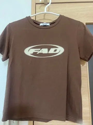 FAD 로고 반팔 T셔츠 브라운