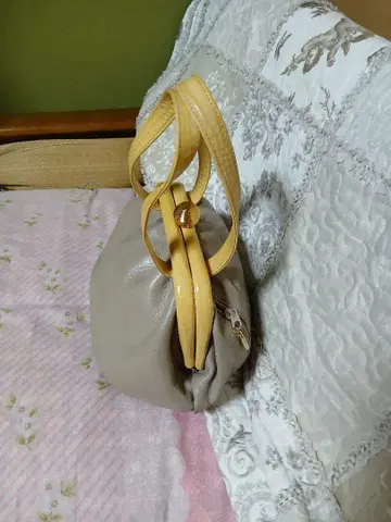 프로필 필독 새상품급 베이지 가죽 핸드백 개더 장식