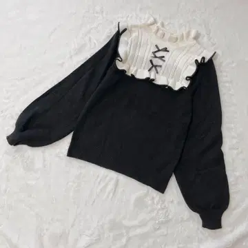 허니시나몬 HoneyCinnamon 배색 절개 프릴 니트 블랙