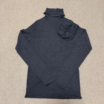 TO BE CHIC 투 비 시크*꽃 브로치 포함 터틀넥 니트