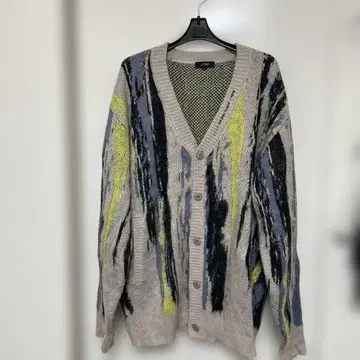 스트라이프 디자인 V넥 가디건