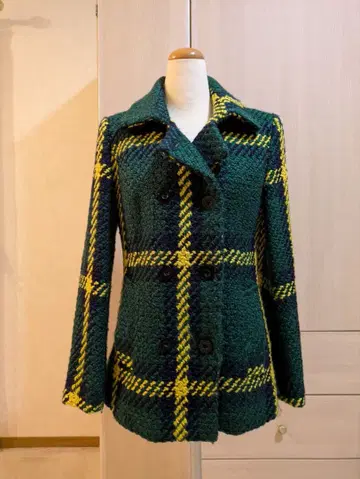 데시구알 그린과 옐로우 컬러의 체크 무늬 피 코트