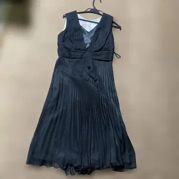 다크 그레이 플리츠 드레스 V넥