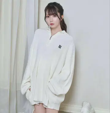 Rosemuse 로고 emb 하프 집 니트 화이트