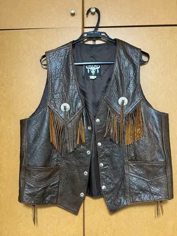 프린지 달린 다크 브라운 가죽 베스트