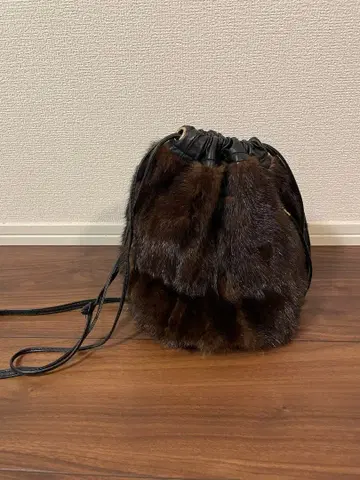 다크 브라운 퍼 가죽 복조리형 숄더백