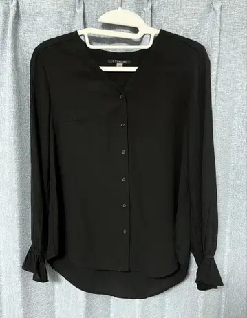 블랙 v넥 긴팔 프릴 소매