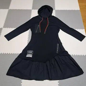 후드 부착 블랙 무릎 기장 원피스