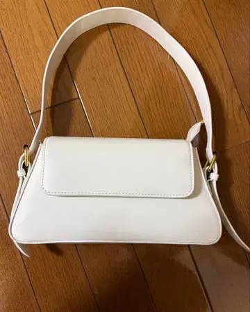 화이트 플랩식 핸드백