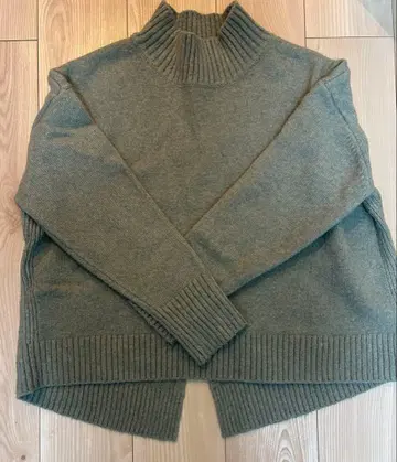 그레이 니트 스웨터와 스커트 세트