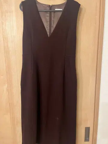 투모로우랜드 다크 브라운 V넥 타이트핏 원피스