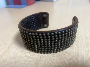 HTC 스터드 장식 가죽 와이드 팔찌