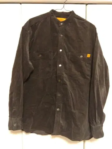 다크 그레이 코듀로이 셔츠 U 로고 포함