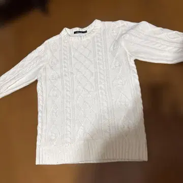 화이트 케이블 니트 스웨터 긴팔