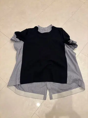 SACAI 네이비/스트라이프 반팔 T셔츠