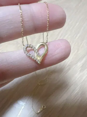 아커 필루즈 하트 미디 하프 목걸이