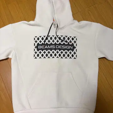 BEAMS DESIGN 화이트 후드 부착 후드티