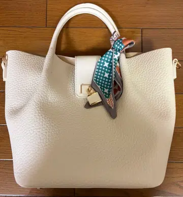 화이트 가죽 토트백 스카프 포함