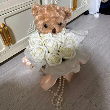 봉제 인형과 화이트 로즈 꽃다발