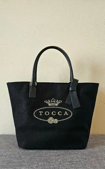 새상품급 TOCCA 토트백 블랙 자수 로고 리본