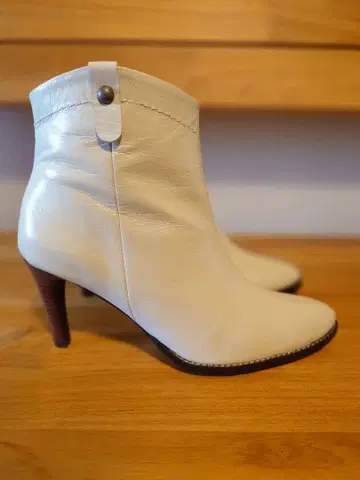 [ 새상품 ] hiitte 화이트 가죽 부티 23.5cm