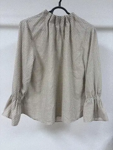 BABYLONE 기하학 패턴 개더 블라우스 프릴 넥 긴팔